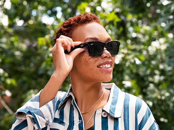 Ray-Ban Stories (引用:https://about.fb.com/ja/news/2021/09/introducing-ray-ban-stories-smart-glasses/)